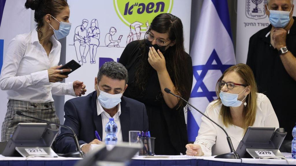 חמ"ל משרד החינוך. נערכים לשנת הלימודים החדשה (צילום: מוטי קמחי) חמ"ל משרד החינוך. נערכים לשנת הלימודים החדשה
