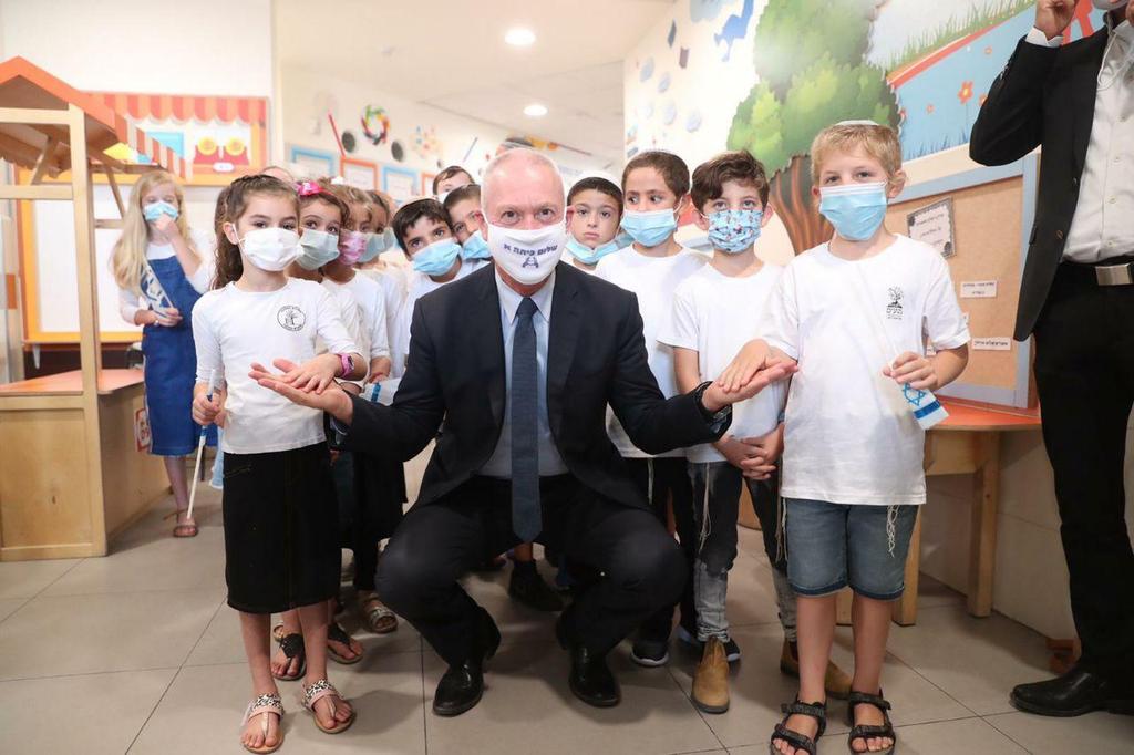 שר החינוך גלנט בבית הספר נטעים שבבית חורון (צילום: עודד קרני, לע"מ) יואב גלנט בבית ספר נטעים שבבית חורון