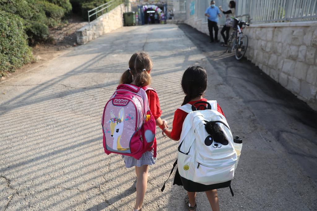 תלמידות בירושלים (צילום: EPA) ירושלים