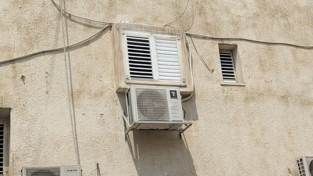 חלון ביתה של המורה, ופגיעות הקליעים בקיר המבנה החלון ממנו נכנס הכדור שהרג את שריפה אבו מועמר