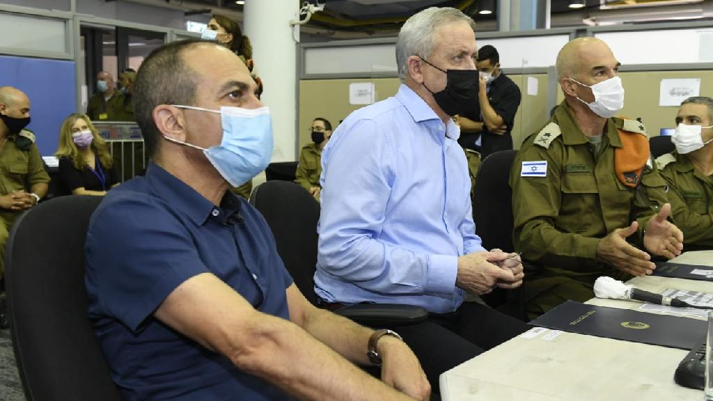 פרופ' גמזו לצד גנץ. ביקורת על הפרויקטור (צילום: חורחה נובמינסקי, לע"מ) בני גנץ ורוני גמזו במפקדת הקורונה בפיקוד העורף