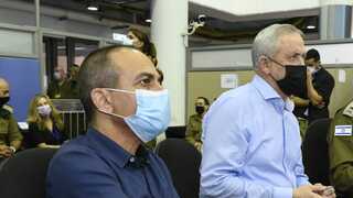 בני גנץ ורוני גמזו במפקדת הקורונה בפיקוד העורף