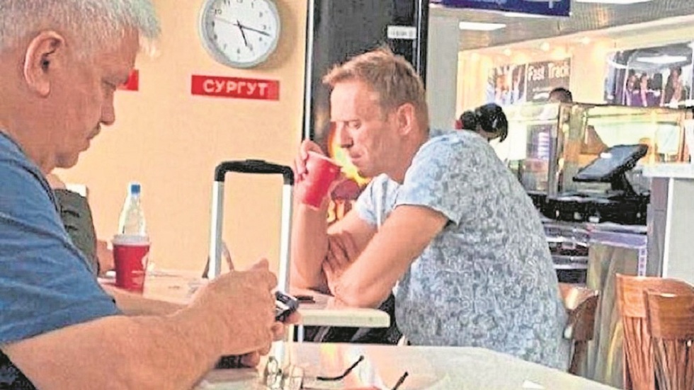 אלכסיי נבלני שותה תה מורעל בשדה התעופה