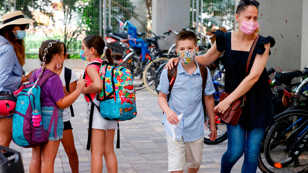 "ההורים בעבודה והילדים בסגר" (צילום: AFP) תל אביב