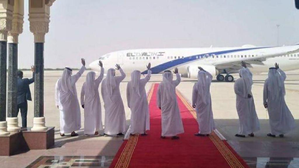UAE officials wave at the departing Israeli delegation after a visit to the Gulf state (Photo: Ofir Malka) מטוס אל על עוזב את אבו דאבי