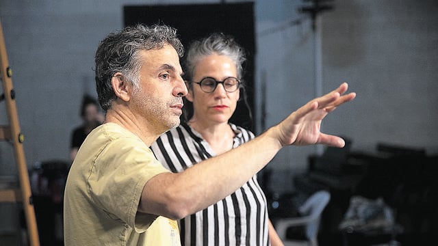 קרת והכוריאוגרפית ענבל פינטו במהלך העבודה על הסרט ‘בחוץ' (צילום: ליאל סנד) קרת והכוריאוגרפית ענבל פינטו במהלך העבודה על הסרט ‘בחוץ'