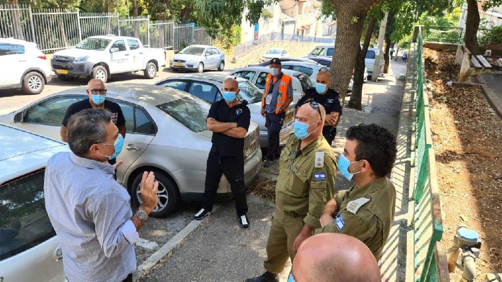 משה קונינסקי עם אנשי מחלקת הביטחון, בהערכת מצב סמוך לישיבה הבוקר