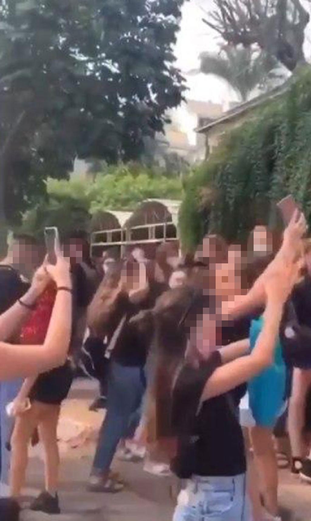 המסיבה ברחובות רוקדים ללא מסכות: עשרות תלמידים ותלמידות משכבת י״ב חגגו במסיבות פתיחת שנה