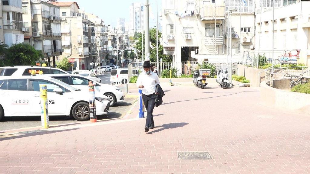 "מורידים מסכה לסנטר ברגע שטיפה חם". למצולם אין קשר לכתבה (צילום: נדב אבס) בני ברק בצל הקורונה
