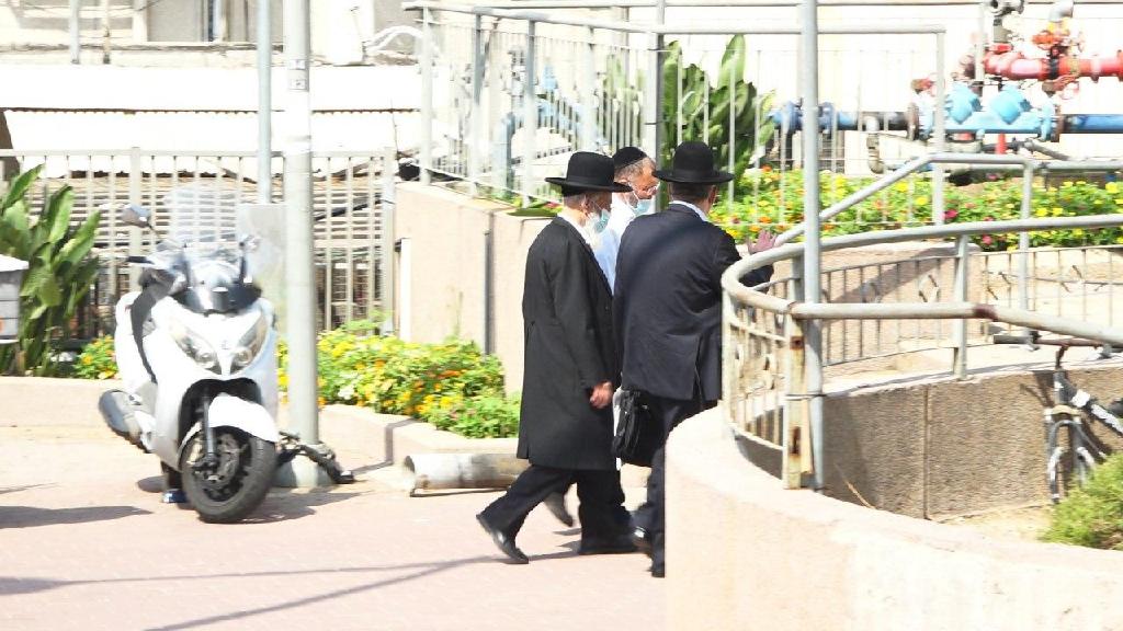 "הקורונה כואבת, אבל אסור להפסיק את החיים". בני ברק, היום (צילום: נדב אבס) בני ברק בצל הקורונה
