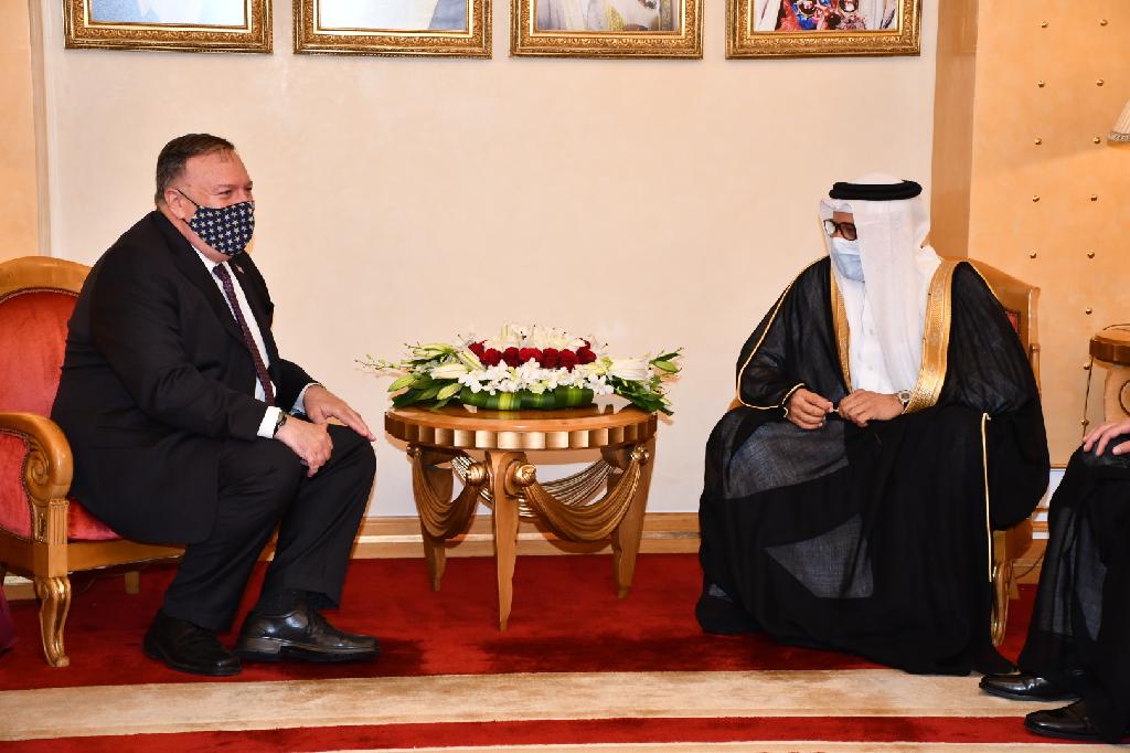 Mike Pompeo meets with Bahraini Foreign Minister Abdullatif bin Rashid Al-Zayani in August 