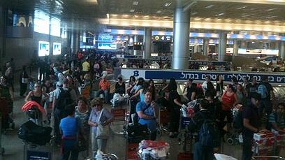 Passengers at a crowded Ben-Gurion Airport ahead of the Rosh Hashanah holiday (Photo: Archive) Passengers at a crowded Ben-Gurion Airport ahead of the Rosh Hashanah holiday in a previous year