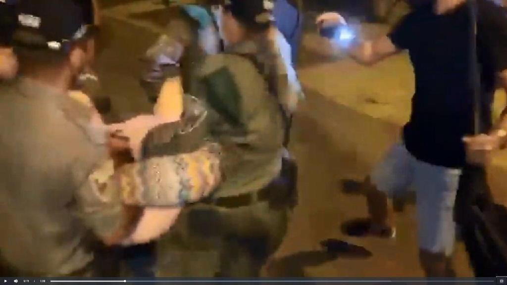 המשטרה עצרה את האקטיביסט והמאייר שושקה (זאב אנגלמייר) בהפגנה בירושלים