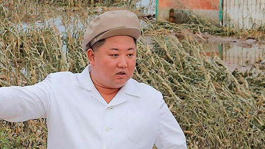 צפון קוריאה קים ג'ונג און מבקר באזור שנפגע בסופת טייפון