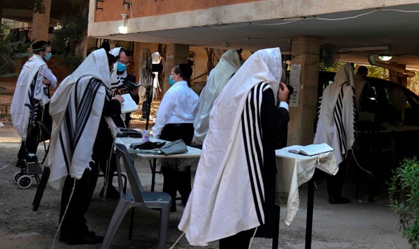 מתפללים בבני ברק בצל התפשטות הקורונה