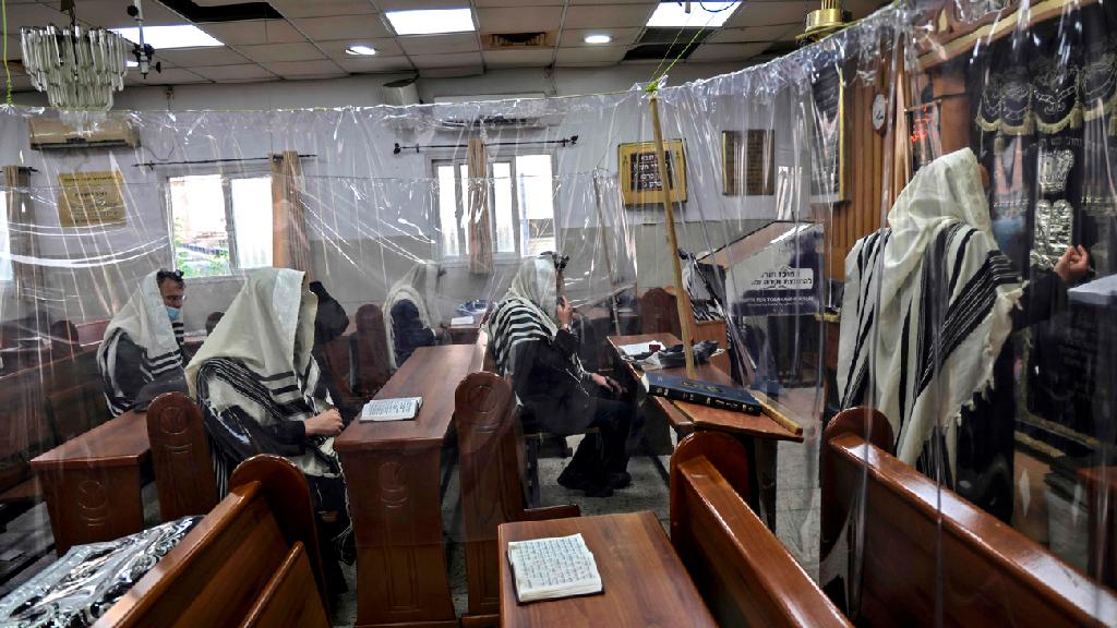 מתפללים בבני ברק בצל התפשטות הקורונה (צילום: AFP) מתפללים בבני ברק בצל התפשטות הקורונה