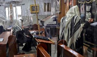 מתפללים בבני ברק בצל התפשטות הקורונה