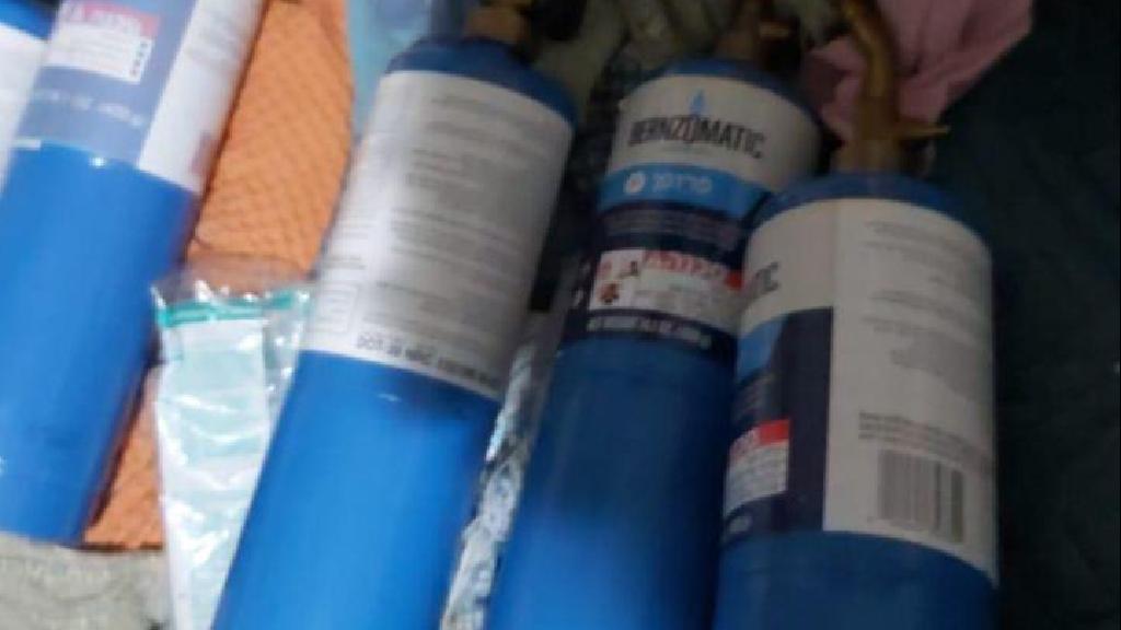 סם האונס שנתפס בדירתו של החשוד בגבעתיים (צילום: דוברות המשטרה) 9 ליטרים של סם אונס נתפסו אצל בחור מגבעתיים