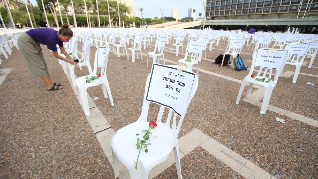 צילום: שאול גולן מיצג 1000 כיסאות לציון 1000 נפטרים מנגיף הקורונה