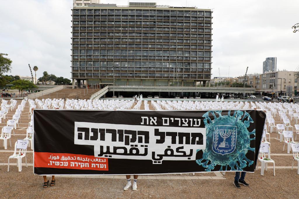 מיצג המחאה בכיכר רבין (צילום: שאול גולן) מיצג 1000 כיסאות לציון 1000 נפטרים מנגיף הקורונה