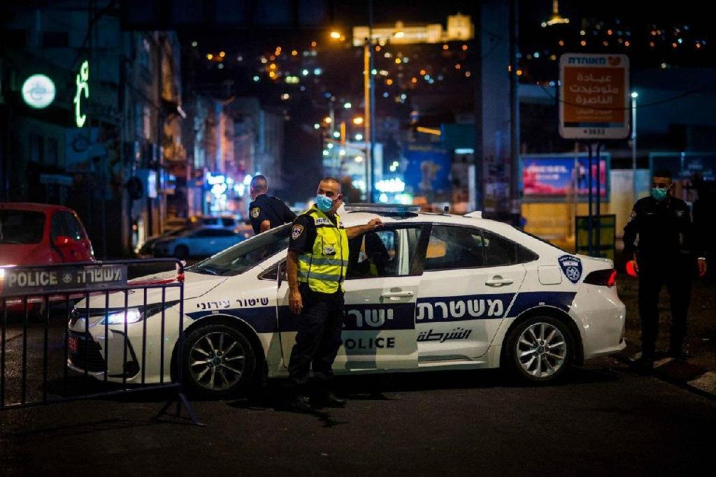 בלבול, אי-ציות וזעם בקרב התושבים. שוטרים אוכפים את הסגר הלילי בנצרת (צילום: אבגאנה אסלן) שוטרים בכניסה לנצרת בעקבות הסגר הלילי