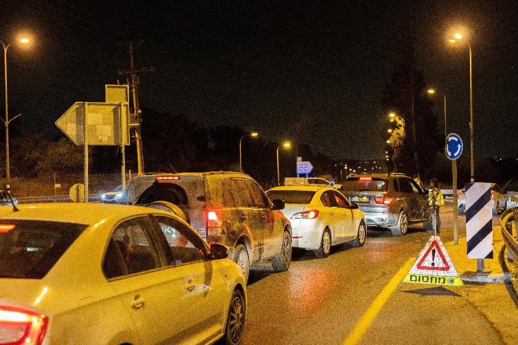 שוטרים בכניסה לטירה בעקבות הסגר הלילי