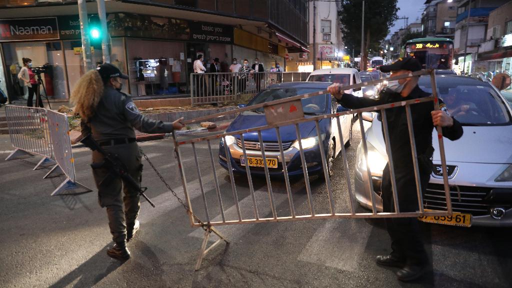 Coronavirus lockdown in Bnei Brak (Photo: EPA) שוטרים בכניסה לבני ברק בעקבות הסגר הלילי