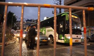 שוטרים בכניסה לבני ברק בעקבות הסגר הלילי