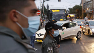 שוטרים בכניסה לבני ברק בעקבות הסגר הלילי