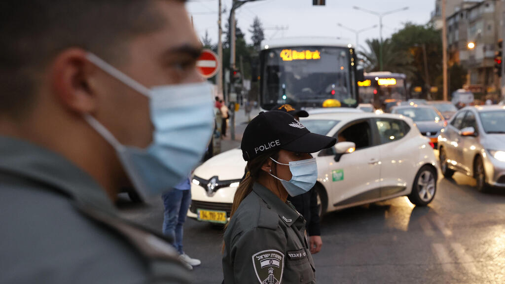 שוטרים בכניסה לבני ברק בעקבות הסגר הלילי