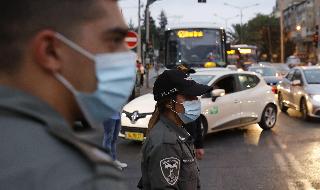 שוטרים בכניסה לבני ברק בעקבות הסגר הלילי