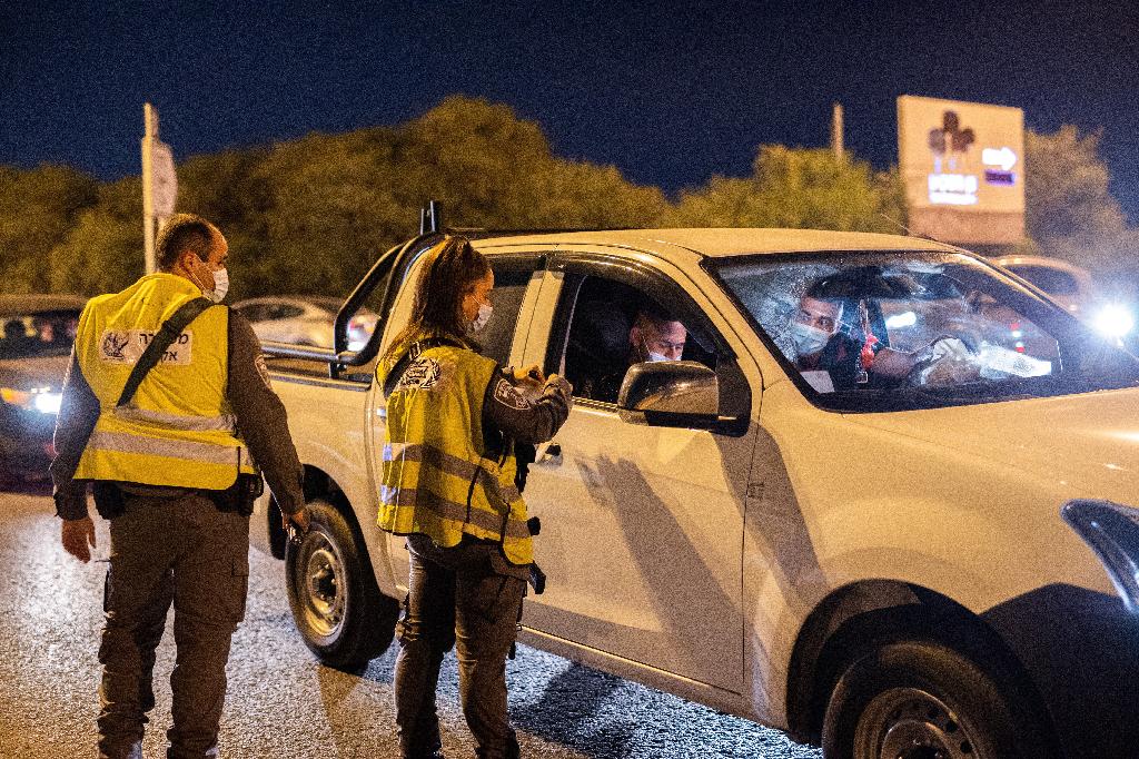 מחסום משטרתי בכניסה ליישוב טירה (צילום: טל שחר) שוטרים בכניסה לטירה בעקבות הסגר הלילי