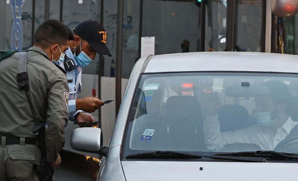 Police in Bnei Brak enforce curfews (Photo: AFP) שוטרים בכניסה לבני ברק בעקבות הסגר הלילי