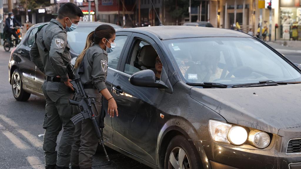 שוטרים בכניסה לבני ברק לפני הסגר הלילי (צילום: AFP) שוטרים בכניסה לבני ברק בעקבות הסגר הלילי