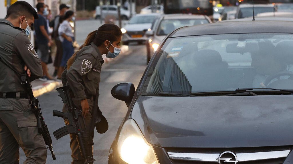 שוטרים בכניסה לבני ברק בעקבות הסגר הלילי