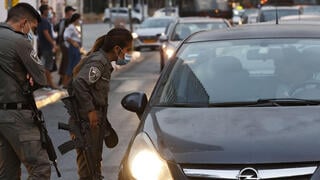שוטרים בכניסה לבני ברק בעקבות הסגר הלילי