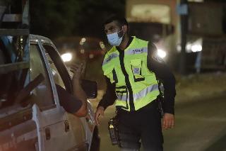 שוטרים בכניסה לכפר קאסם בעקבות הסגר הלילי