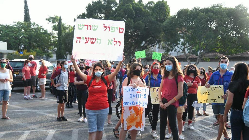 ההפגנה מול התיכון, הבוקר (צילום: יאיר שגיא) מחאת נשים בכניסה לביה״ס כצנלסון בכפר סבא
