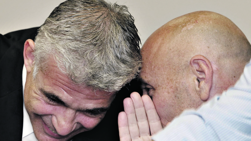 שלח ולפיד בעבר. "מתייחס למפלגה כצעצוע בכיס" (צילום: עטא עוויסאת) עפר שלח עם יאיר לפיד