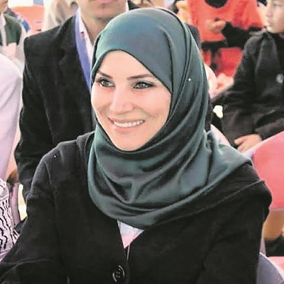 ג'לילה דחלאן. מחלקת כסף לעניים (צילום: פייסבוק) ג'לילה דחלאן. מחלקת כסף לעניים