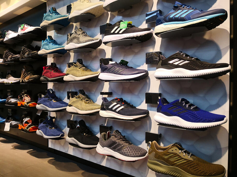 מדפי נעלי ספורט בחנות