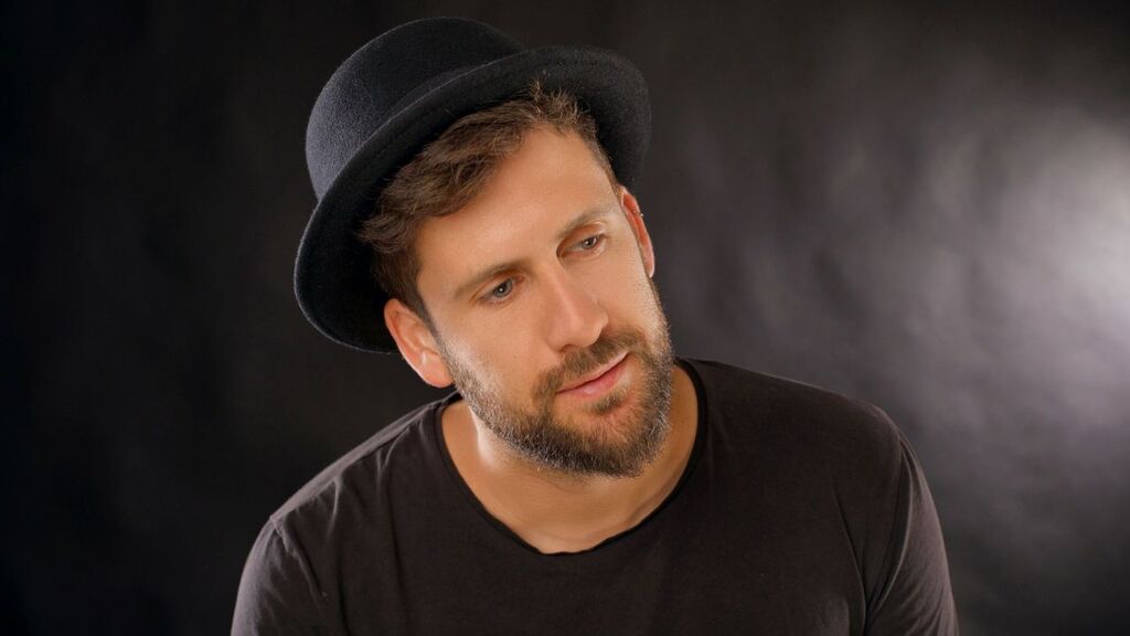  Israeli singer-songwriter Yair Levi 