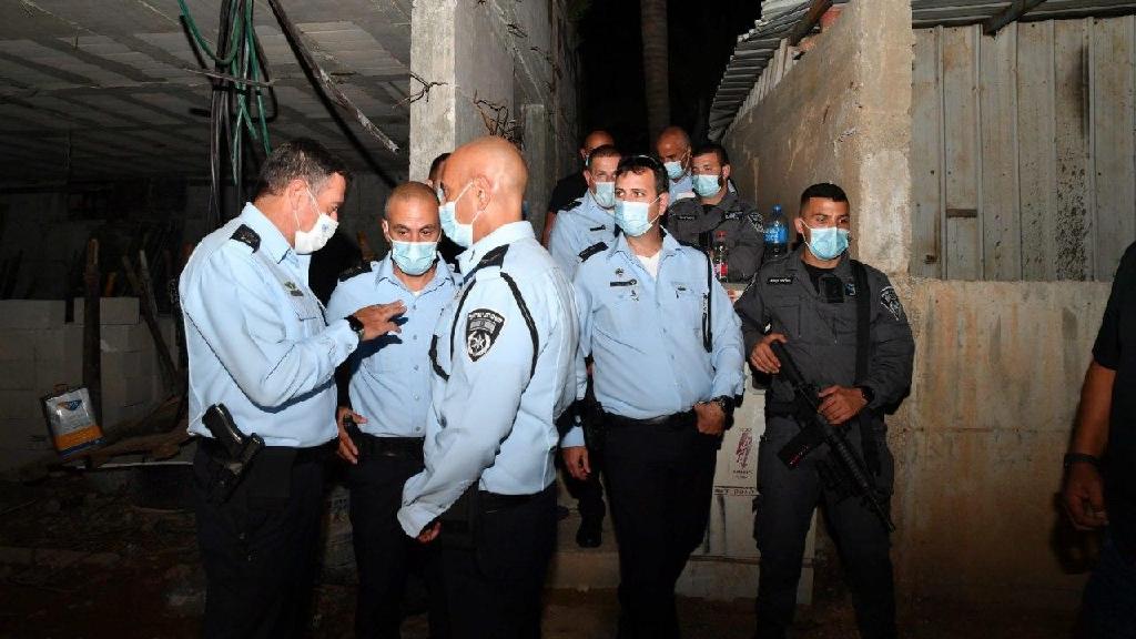 מפקדי המשטרה במקום (צילום: חיים הורנשטיין) זירת הרצח שבה נרצחה אישה בת 30