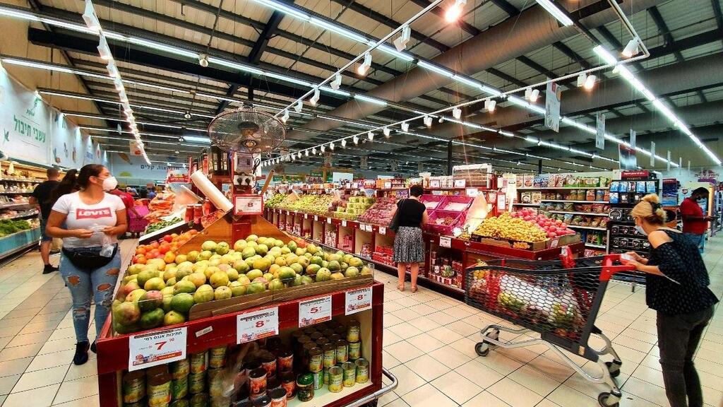 לרוב בישראל, תשמעו בסניפים בעיקר כריזות ופרסומות. גם זה עוזר לקנייה עודפת ומיותרת (צילום: רועי עידן) רמי לוי באשקלון