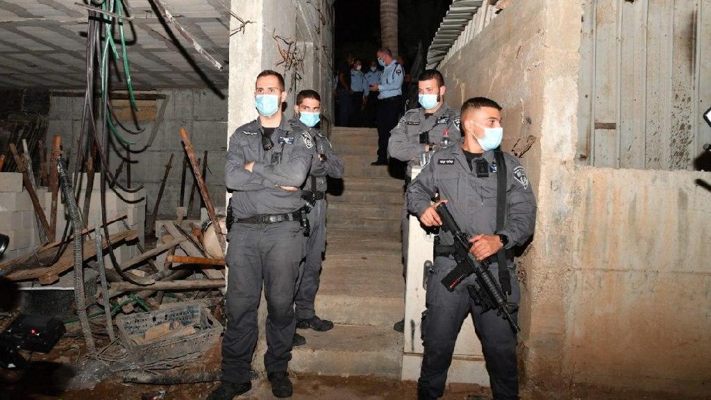 המשפחה: "בתה בת ה-3 ראתה הכול" (צילום: חיים הורנשטיין) זירת הרצח שבה נרצחה אישה בת 30