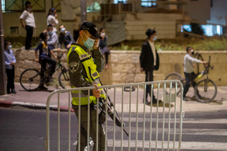 שוטר מג"ב מציב מחסום בשכונה בבית שמש סגר לילי קורונה