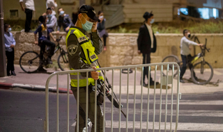 שוטר מג"ב מציב מחסום בשכונה בבית שמש סגר לילי קורונה