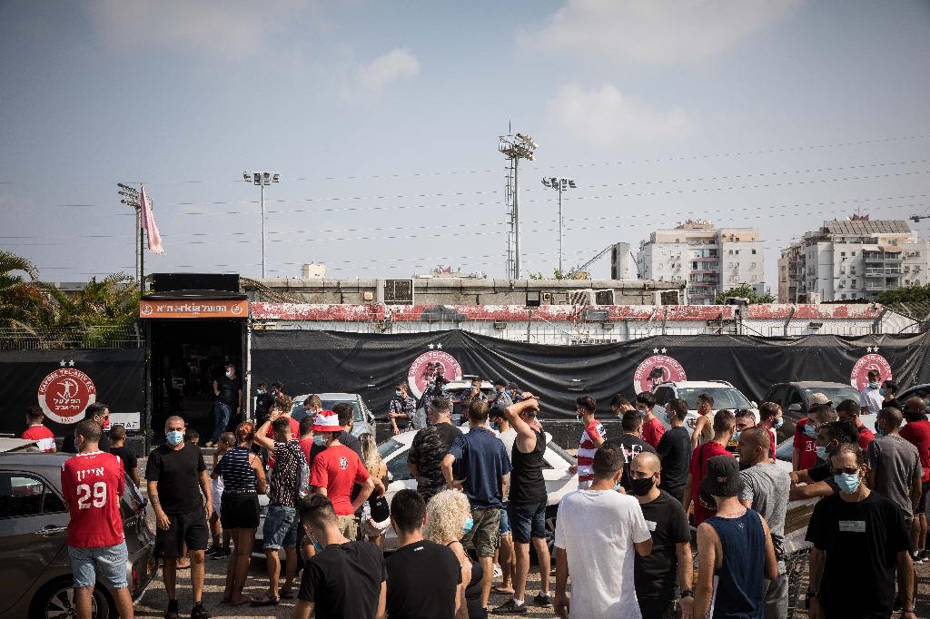 אוהדי הפועל מפגינים. "רצו לראות קבוצה נלחמת" (צילום: עוז מועלם) אוהדי הפועל מפגינים