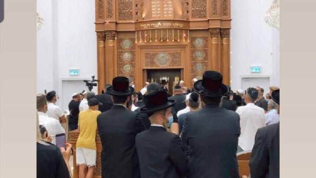 תיעוד מאירוע הכנסת ספר תורה ללא שמירה על ההנחיות תיעוד מאירוע הכנסת ספר תורה ללא שמירה על ההנחיות