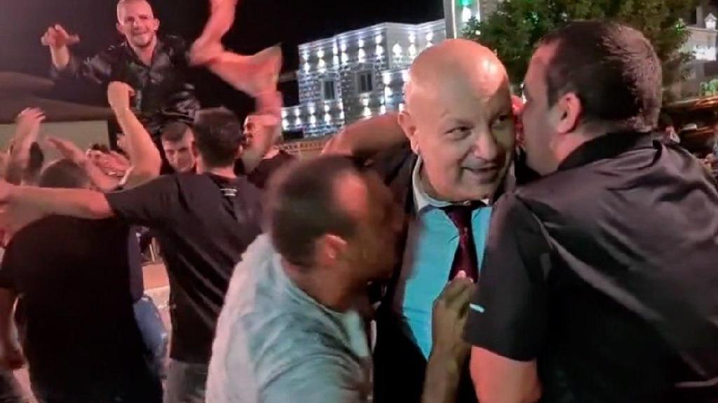 החתונה שבה תועד אל-אסדי (באמצע התמונה) רפעת אל אסדי חתונה חתונות ערבים קורונה
